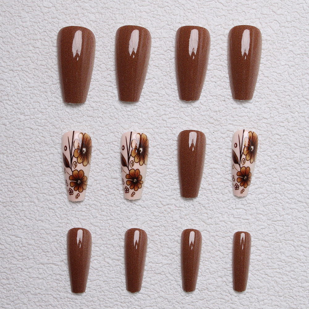 Hochwertiges, handgefertigtes Nageldesign im angesagten Girl-Stil