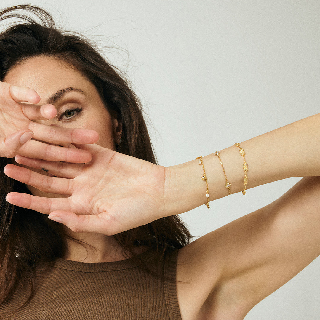 Pearl Shell Bracelet - Polished Gold Plated Sterling Silver with 3 white Ferskvandsperler