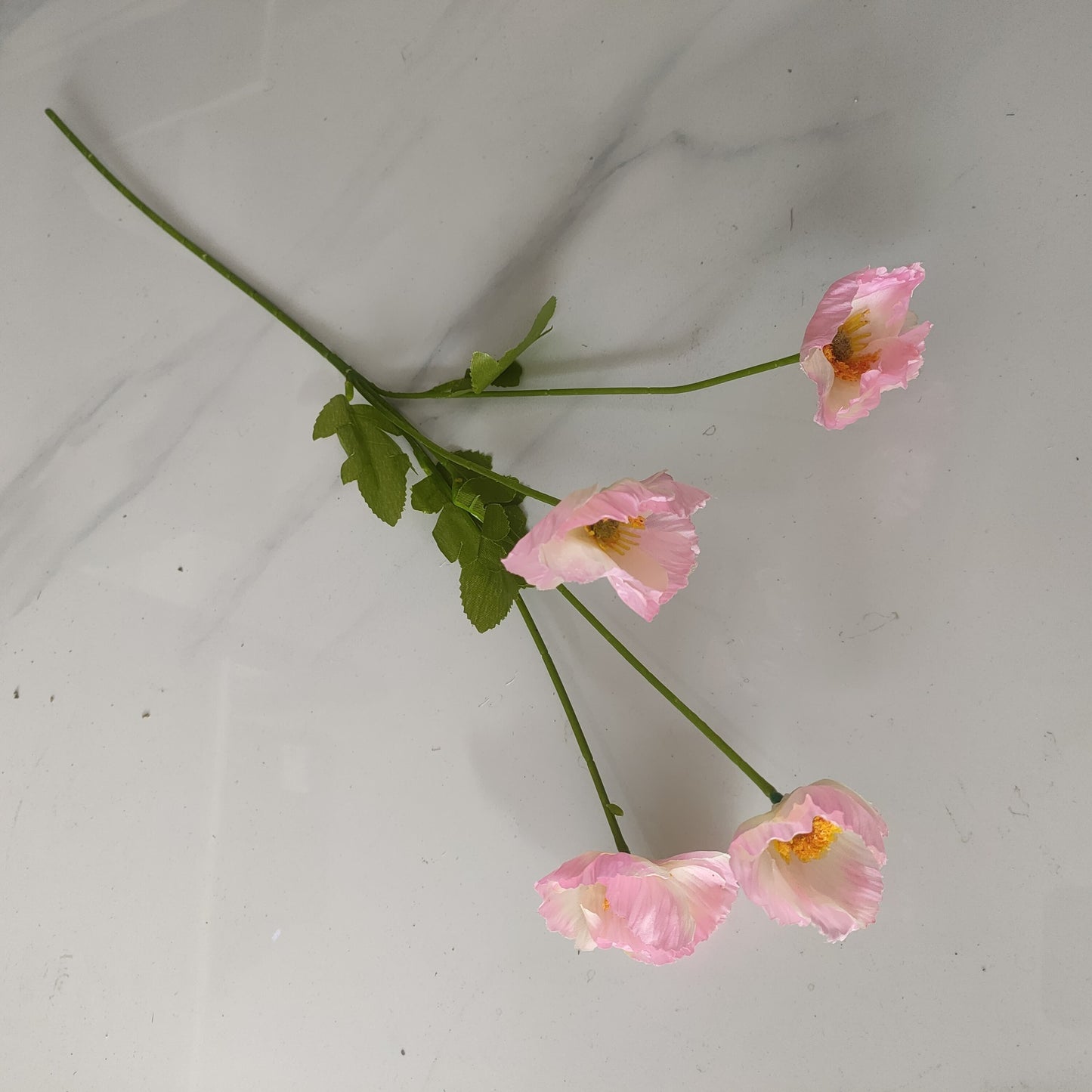 Kreative, farbenfrohe künstliche Seidenblumen