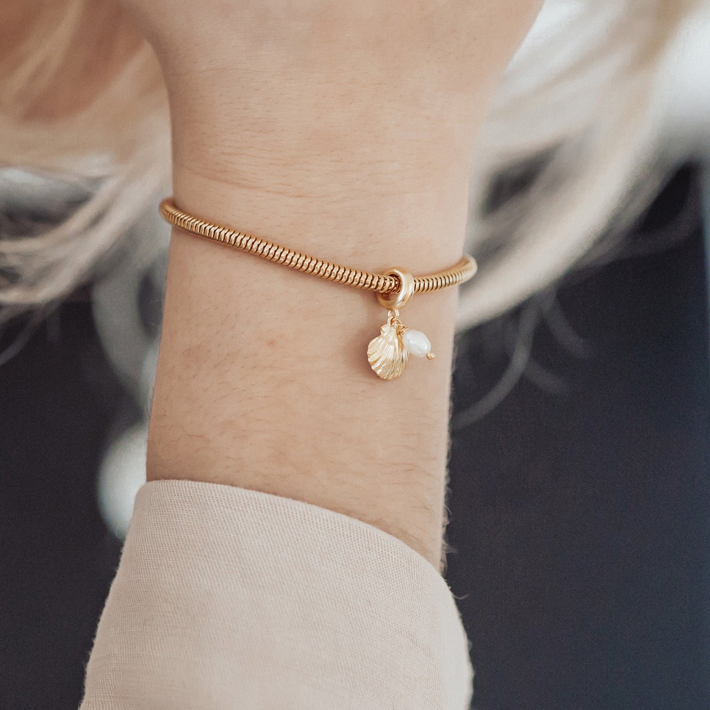 Clam shell - Dangle Charm 4 mm with Bracelet - Polished Gold-Plated Sterling Silver with 1 Freshwater Pearl