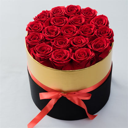 Herzförmiger Blumentopf mit Trockenblumen