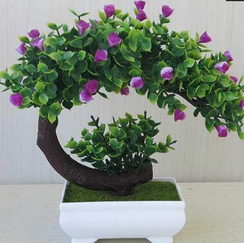 Bonsai aus Plastik mit künstlichen Blumen