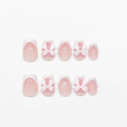 Modische kurze weiße französische süße Schleifenmaniküre