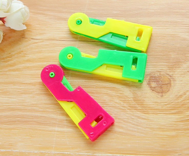 Neuestes automatisches Nadeleinfädler-System für ältere Menschen