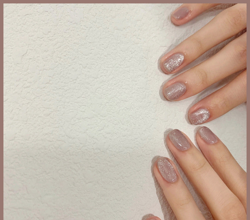 Nagellack mit Milchtee-Kristallstein und Katzenaugen-Optik