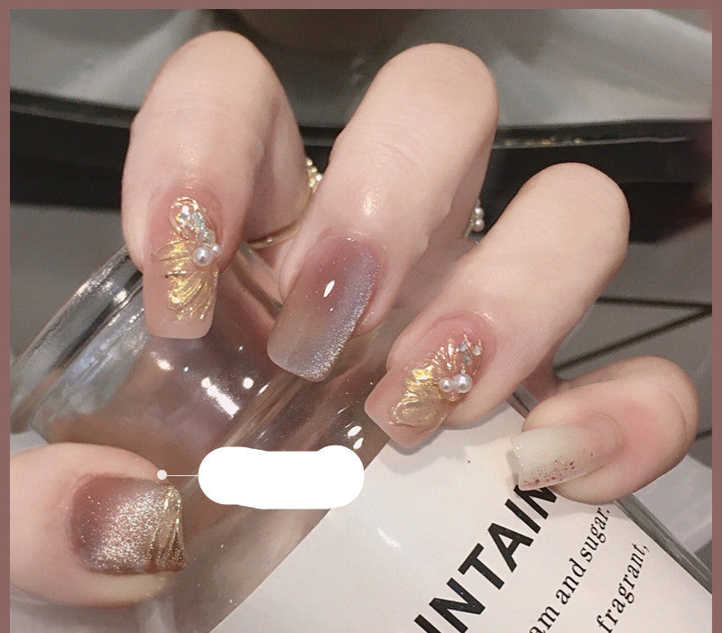 Nagellack mit Milchtee-Kristallstein und Katzenaugen-Optik