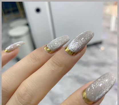 Nagellack mit Milchtee-Kristallstein und Katzenaugen-Optik