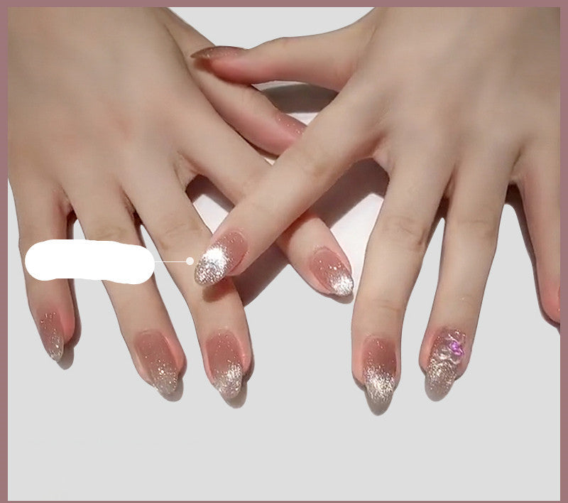 Nagellack mit Milchtee-Kristallstein und Katzenaugen-Optik