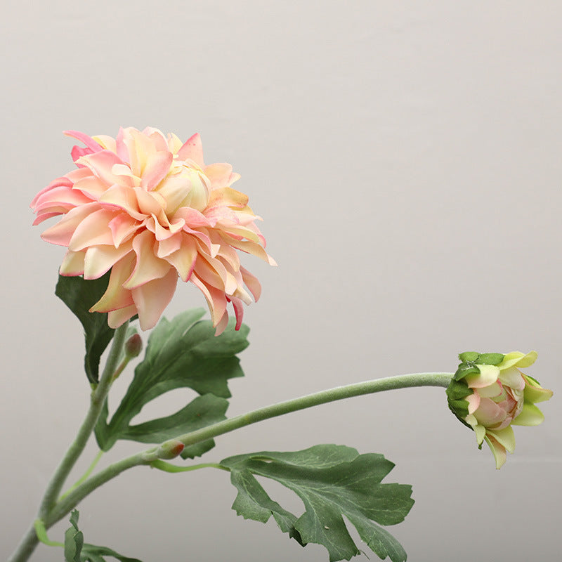 Wohnzimmerdekoration mit künstlichen Blumen, Ornamenten, Hochzeitsblumen