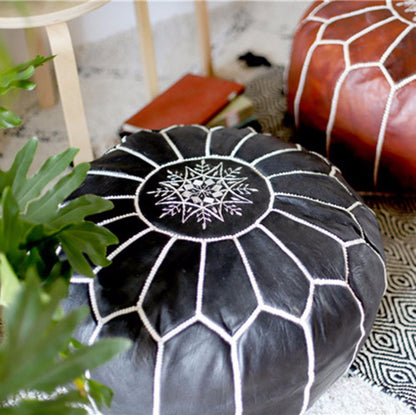 Marokkanischer Leder-Pier, handbestickter Schaffell-Futon