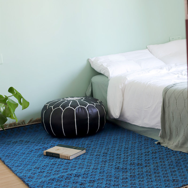 Marokkanischer Leder-Pier, handbestickter Schaffell-Futon