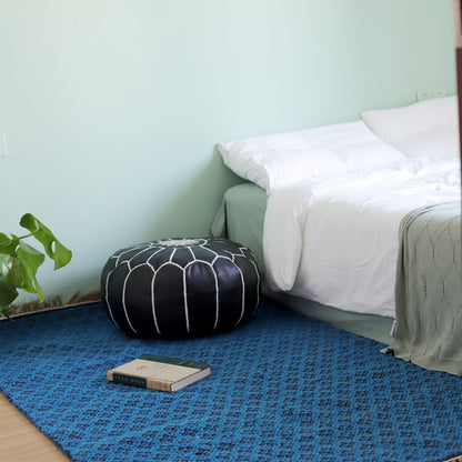 Marokkanischer Leder-Pier, handbestickter Schaffell-Futon