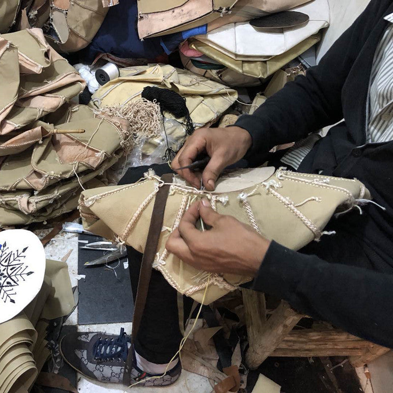 Marokkanischer Leder-Pier, handbestickter Schaffell-Futon