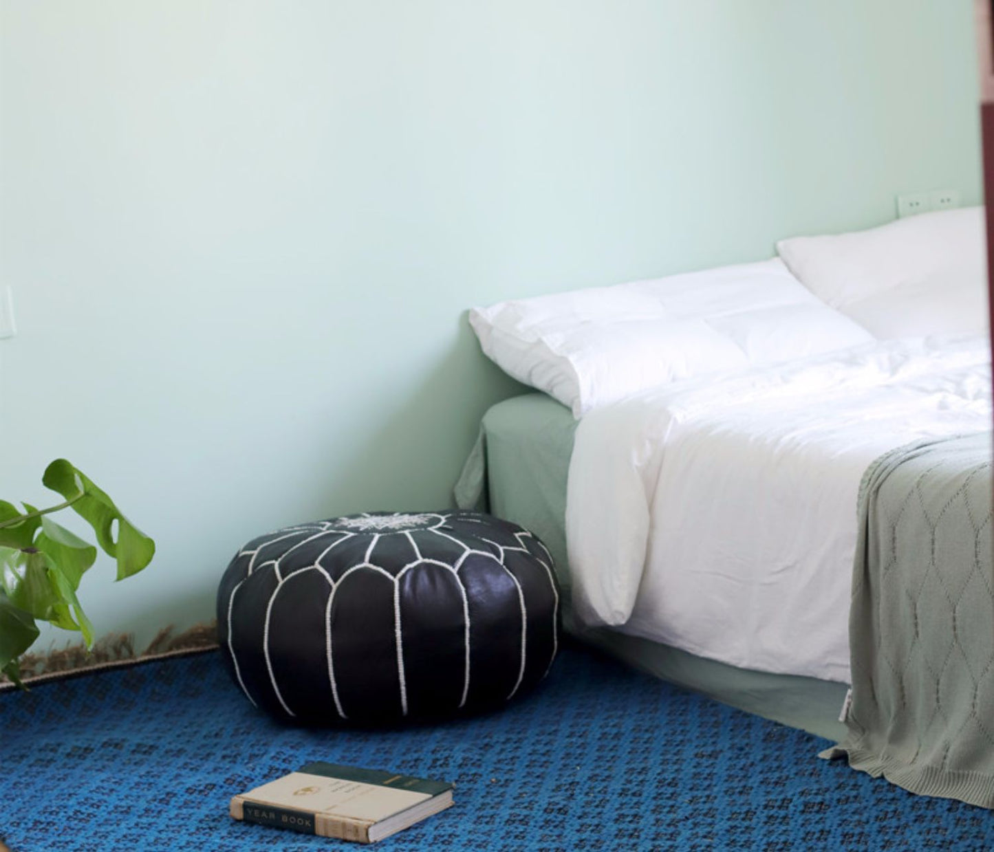 Marokkanischer Leder-Pier, handbestickter Schaffell-Futon