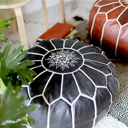 Marokkanischer Leder-Pier, handbestickter Schaffell-Futon