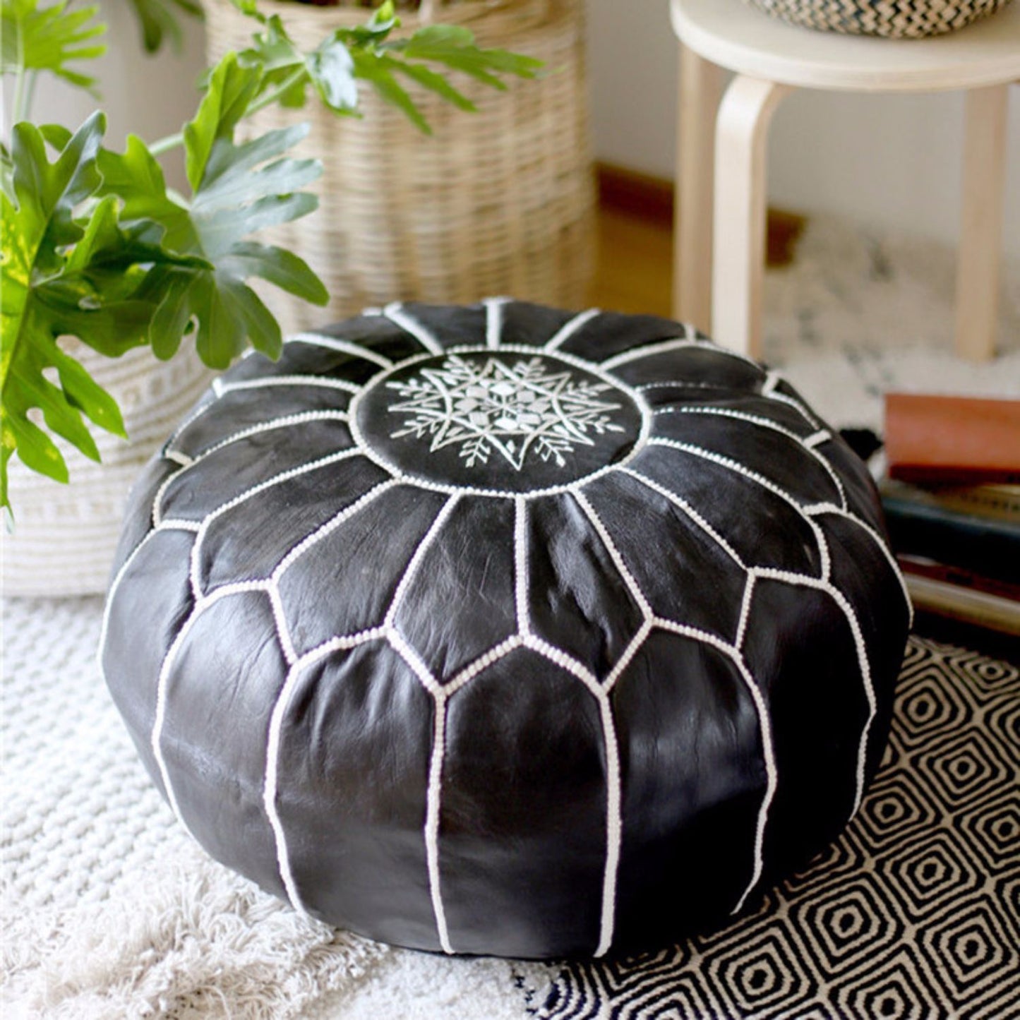 Marokkanischer Leder-Pier, handbestickter Schaffell-Futon