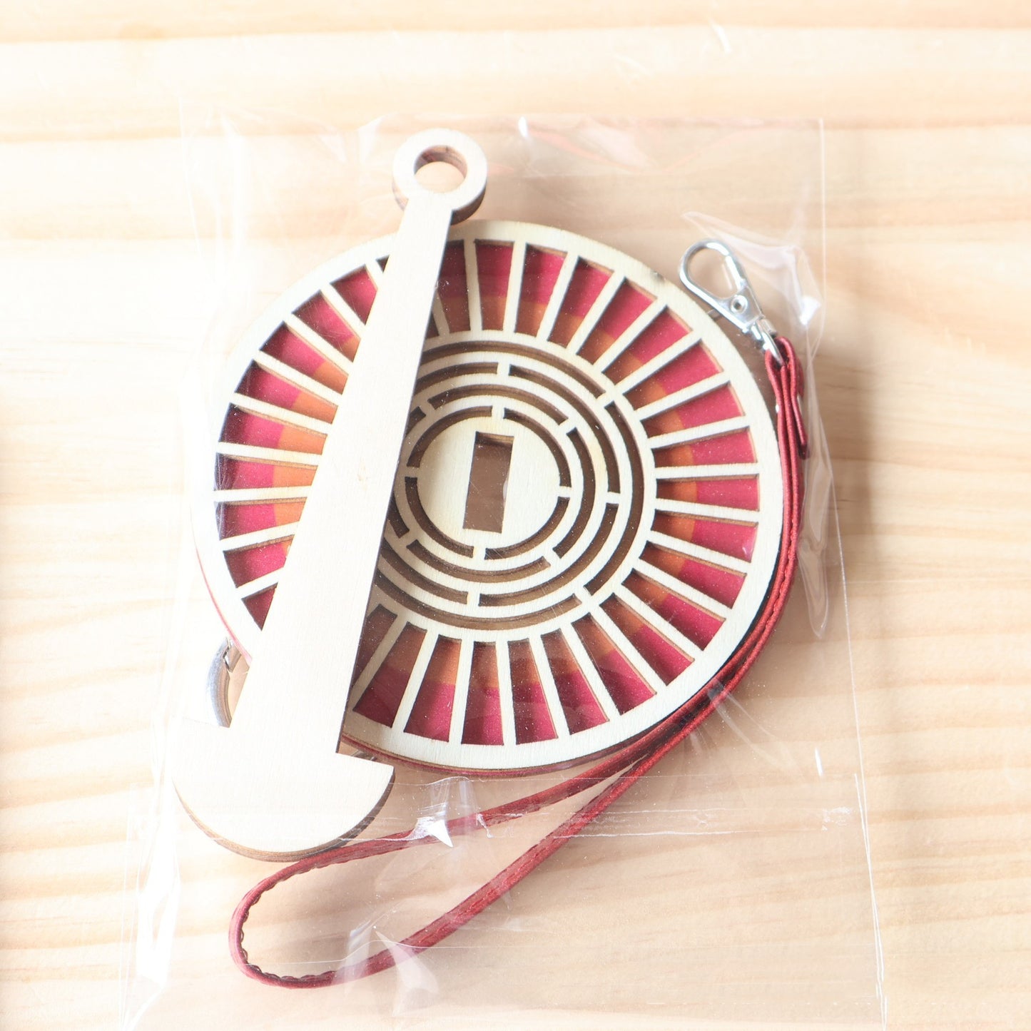 Tragbarer Garnhalter fürs Handgelenk, handgefertigt aus Holz