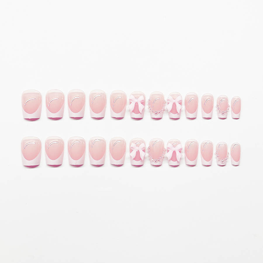 Modische kurze weiße französische süße Schleifenmaniküre