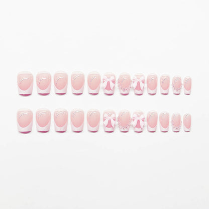 Modische kurze weiße französische süße Schleifenmaniküre