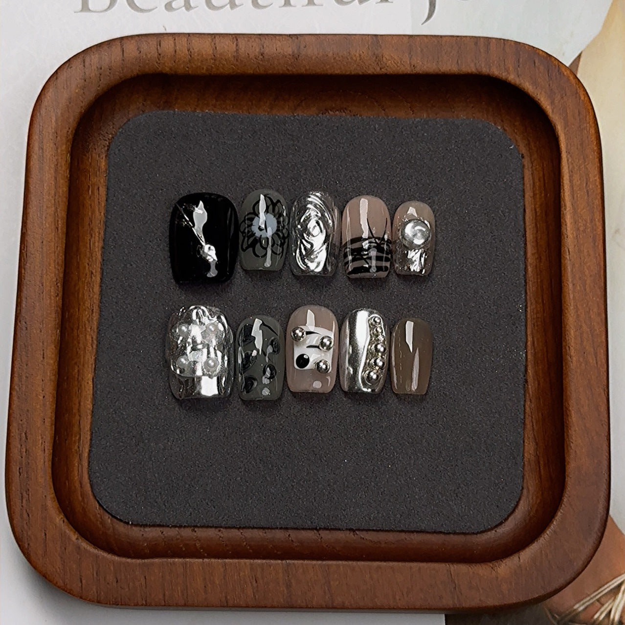 Handgefertigte Maniküre mit Goldpuder für den Nagellack im Heavy-Industrial-Stil