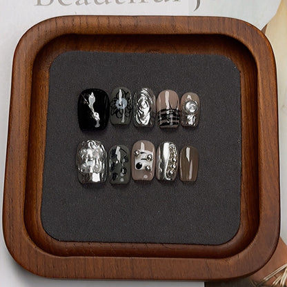 Handgefertigte Maniküre mit Goldpuder für den Nagellack im Heavy-Industrial-Stil