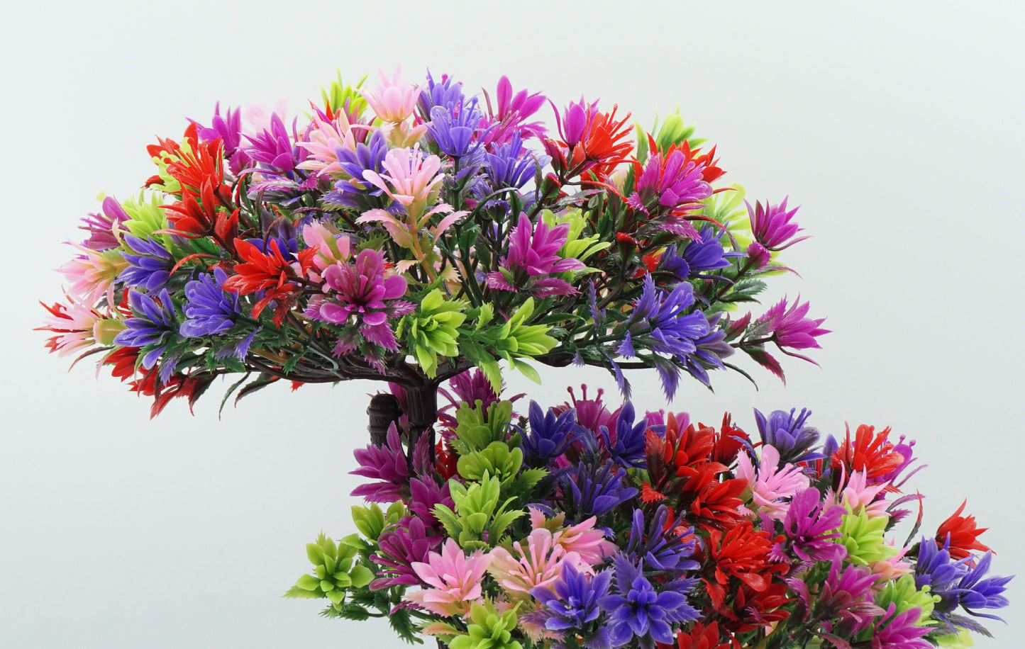 Tischdekoration mit künstlichen Blumen im Topf