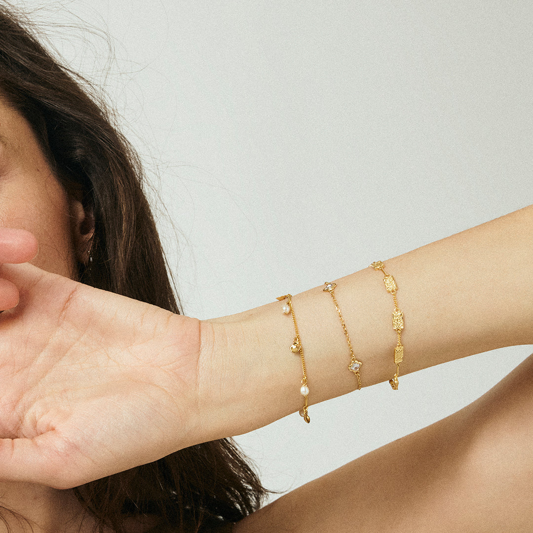 Pearl Shell Bracelet - Polished Gold Plated Sterling Silver with 3 white Ferskvandsperler