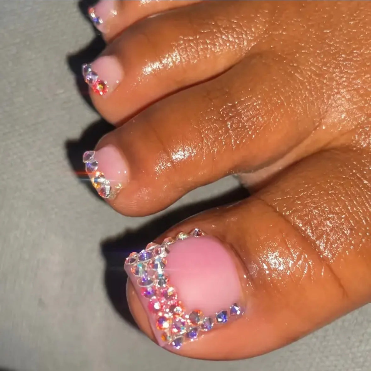 Modische, schlichte und kurze quadratische Fußmaniküre