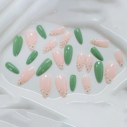 Neue, schlichte, niedliche, kleine weiße Blume, langer grüner Abschnitt