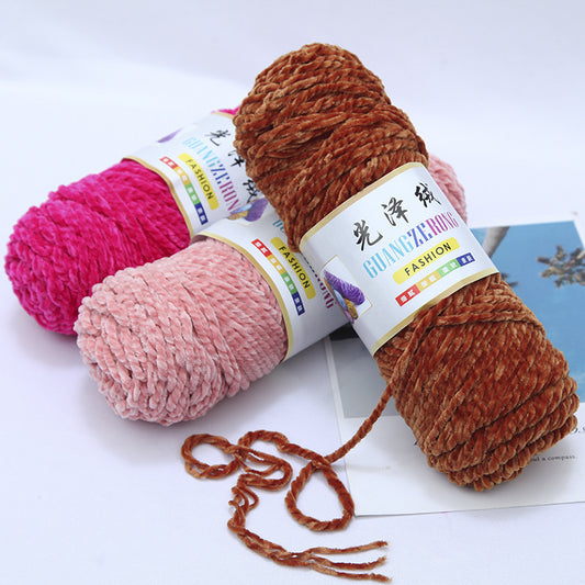 Goldfarbener Samtschal, gehäkelte Schuhe, Garn