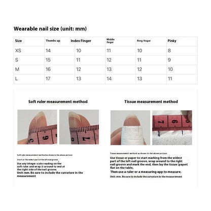 Handgefertigte Maniküre mit Goldpuder für den Nagellack im Heavy-Industrial-Stil