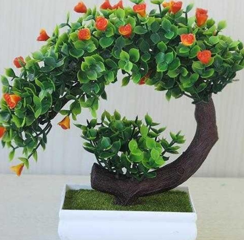 Bonsai aus Plastik mit künstlichen Blumen