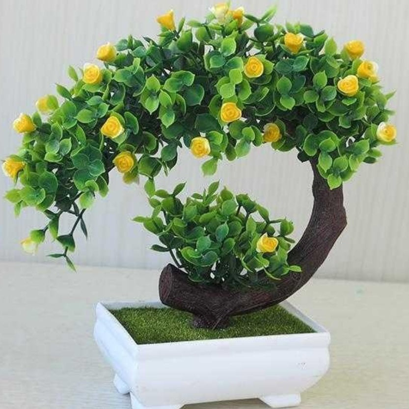 Bonsai aus Plastik mit künstlichen Blumen