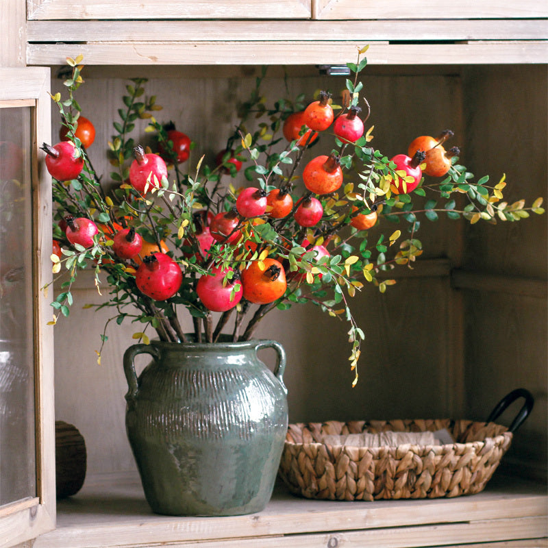 Künstliche Granatapfelfrüchte für Wohnzimmer-TV-Schrank