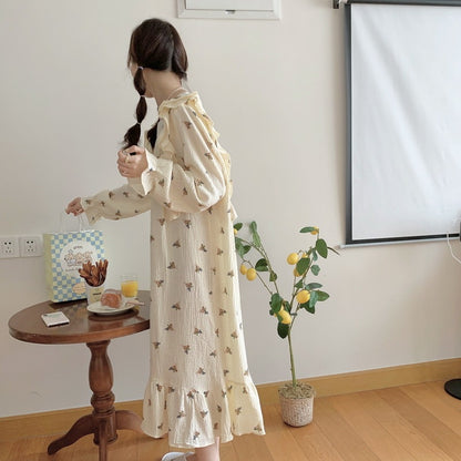 Nachthemd aus Baumwollgarn mit Blumenmuster, Rüschen und eckigem Kragen