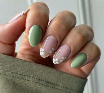 Neue, schlichte, niedliche, kleine weiße Blume, langer grüner Abschnitt