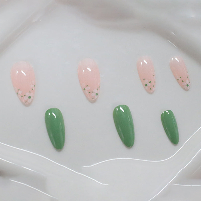 Neue, schlichte, niedliche, kleine weiße Blume, langer grüner Abschnitt