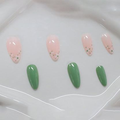 Neue, schlichte, niedliche, kleine weiße Blume, langer grüner Abschnitt