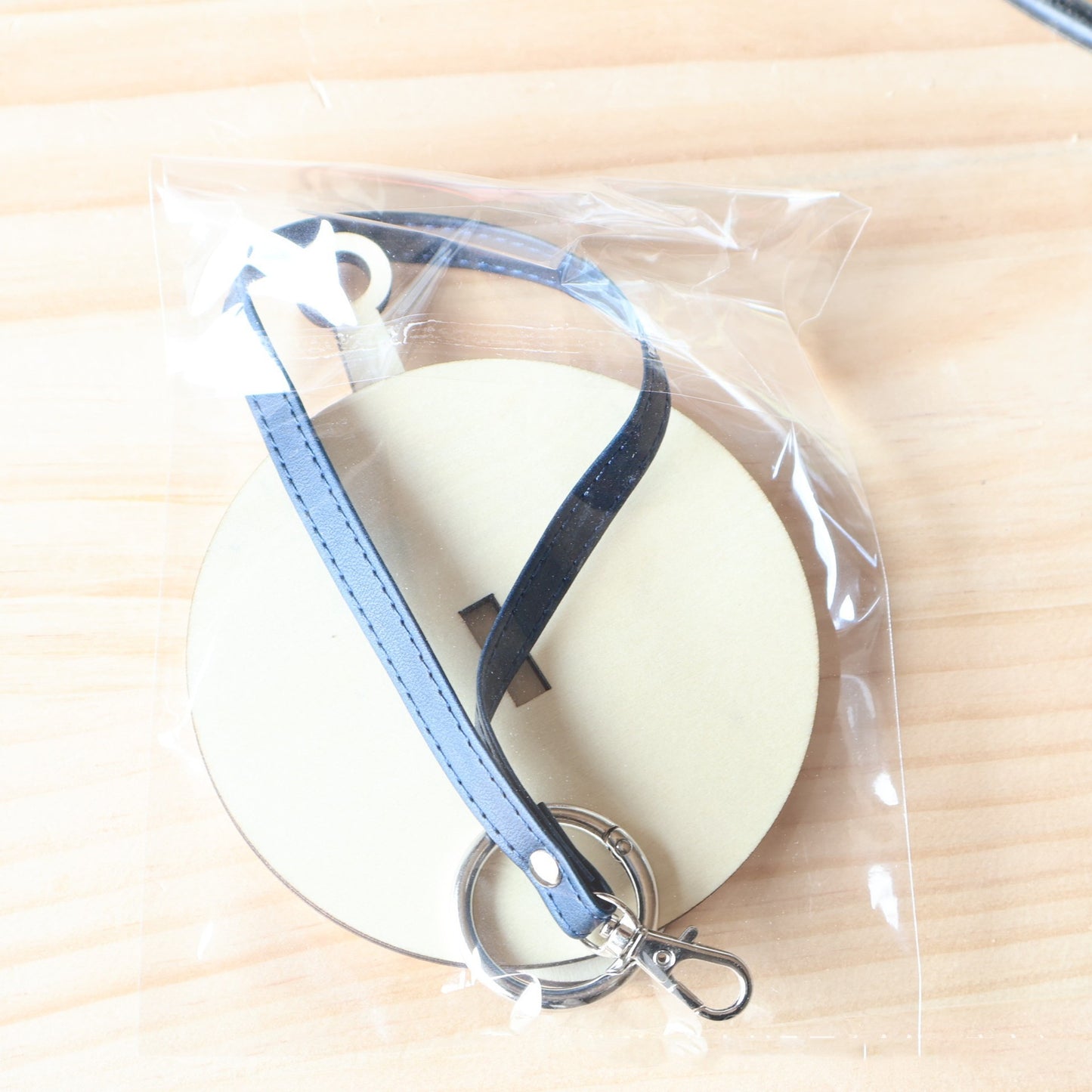 Tragbarer Garnhalter fürs Handgelenk, handgefertigt aus Holz