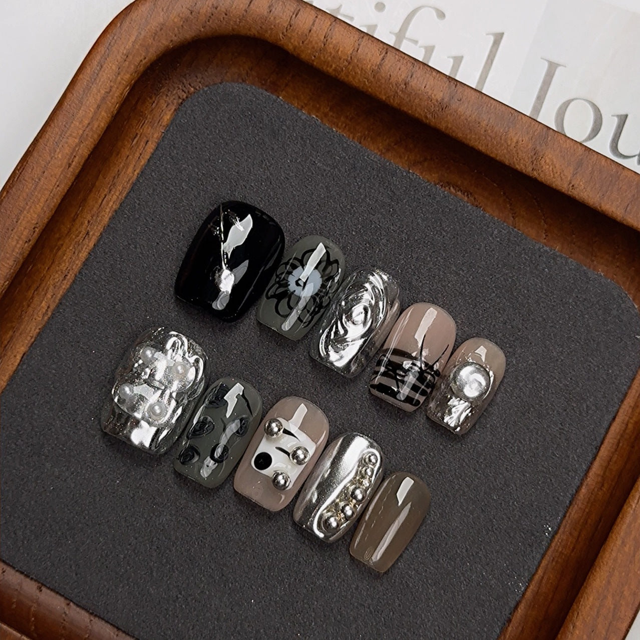 Handgefertigte Maniküre mit Goldpuder für den Nagellack im Heavy-Industrial-Stil