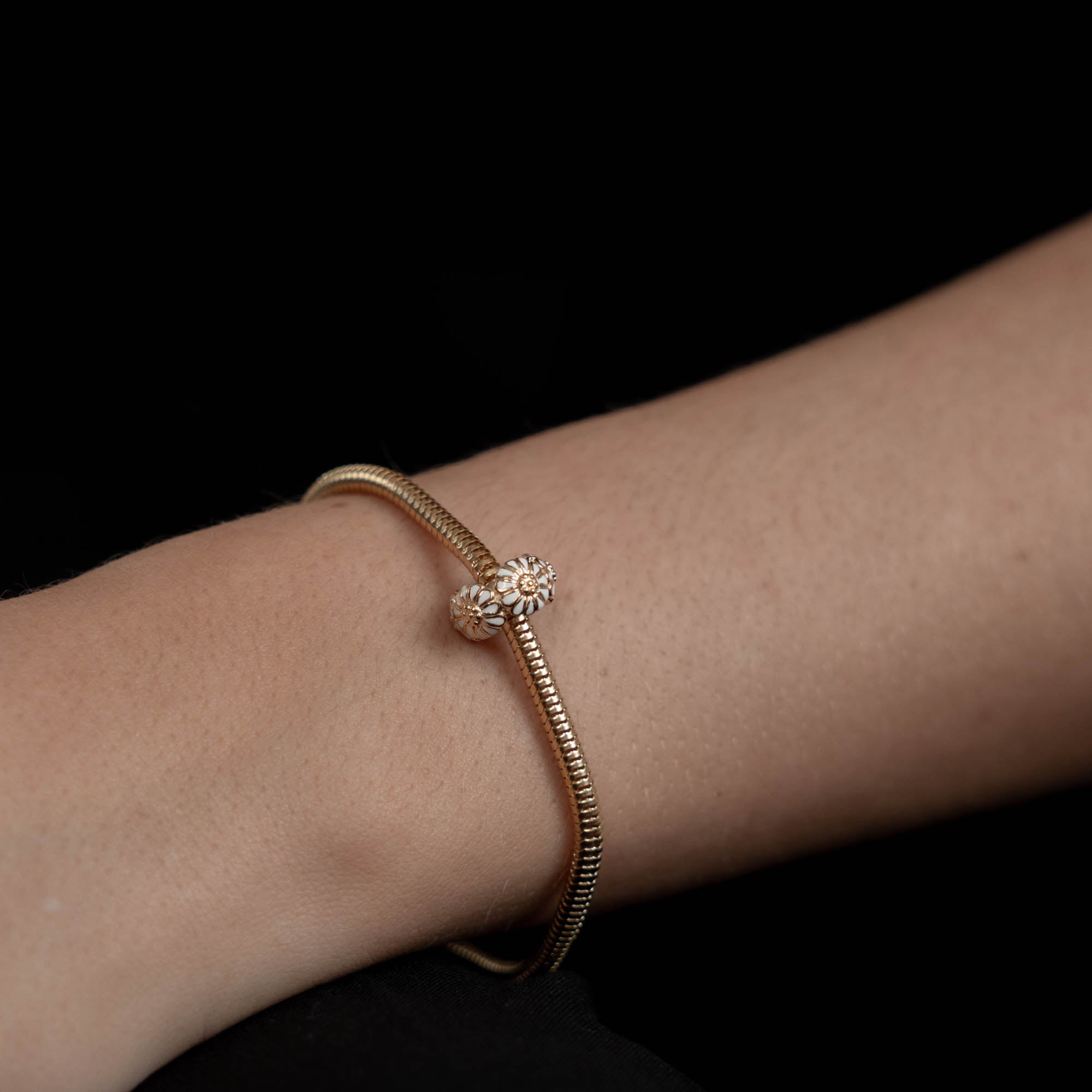 White Marguerite Stopper - Charm 4 mm with Bracelet - Polished Gold-Plated Sterling Silver