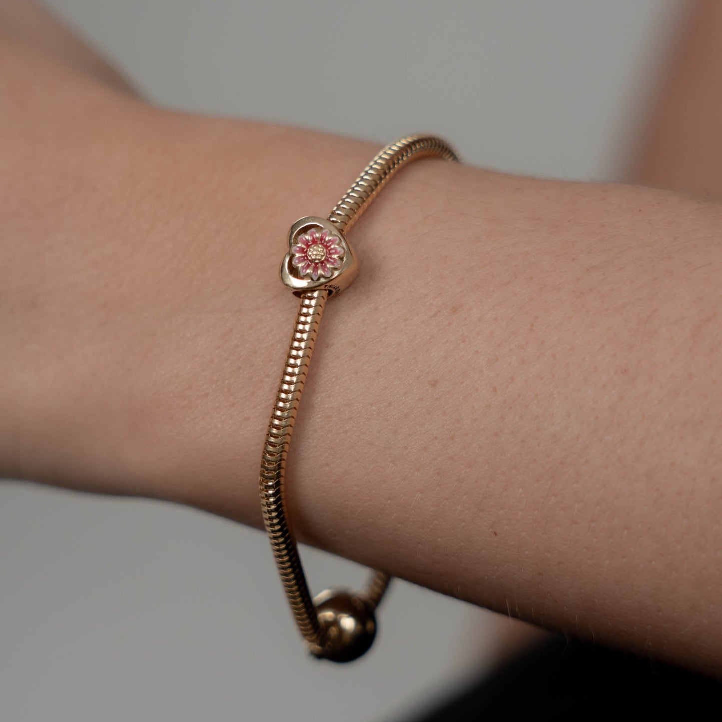 Pink Marguerite - Charm 4 mm with Bracelet - Brushed Sterling Silvert with 1 Topas