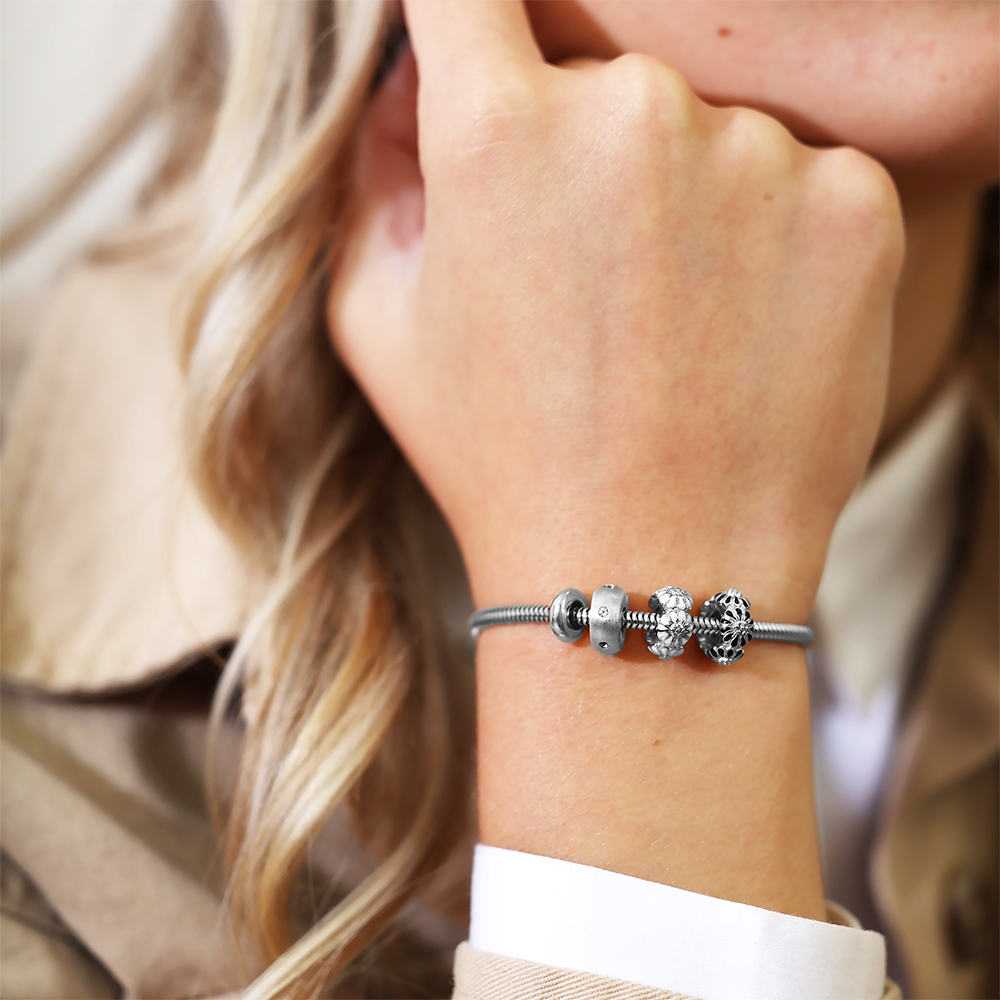 White Marguerite Stopper Charms with sølvBracelet - CHRISTINA