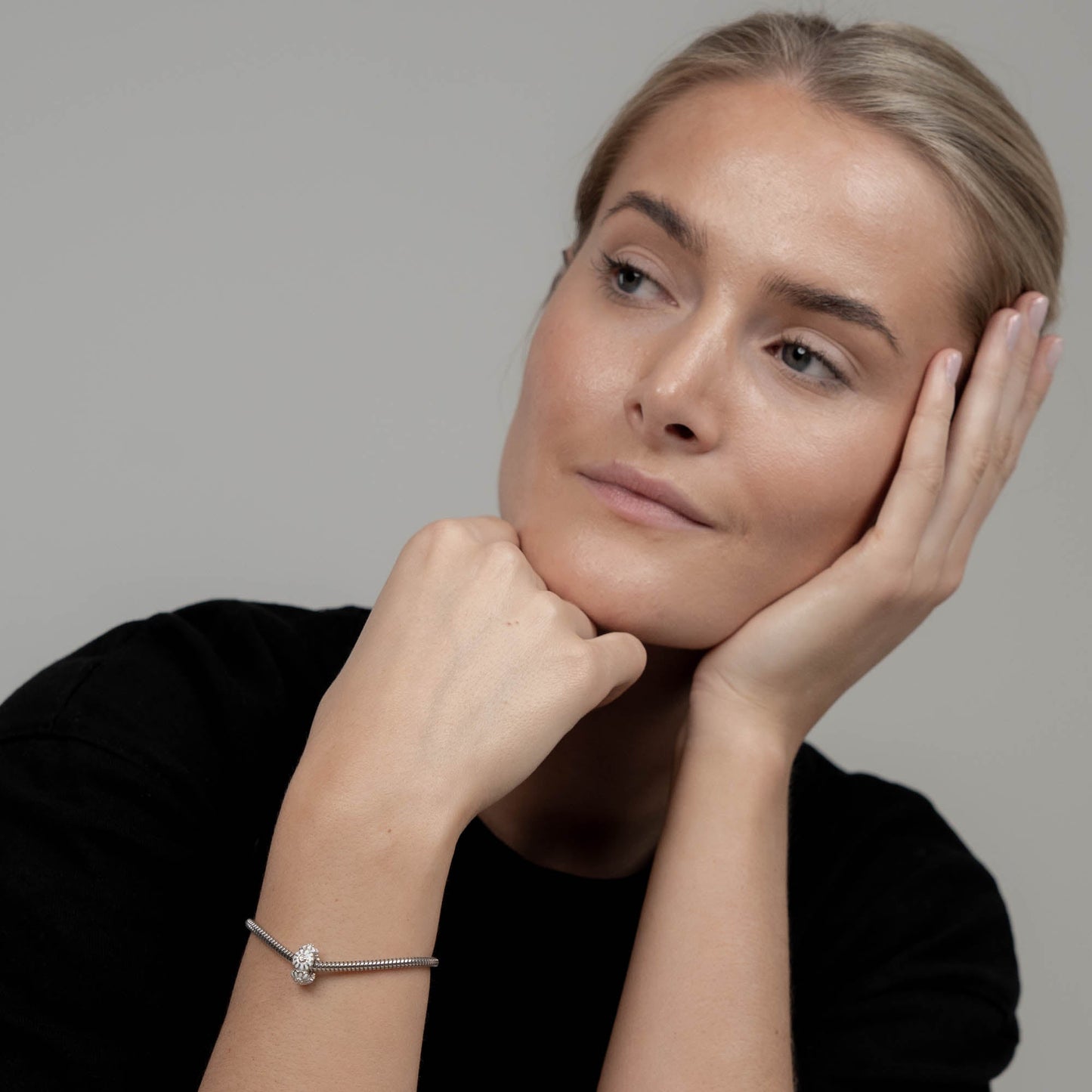 White Marguerite Stopper - Charm 4 mm with Bracelet - Blankpoleret Sterling Sølv