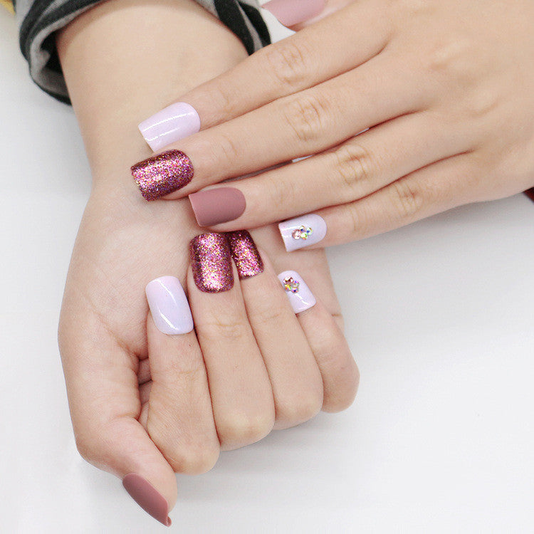 24 matte, metallische Nude-Nägel