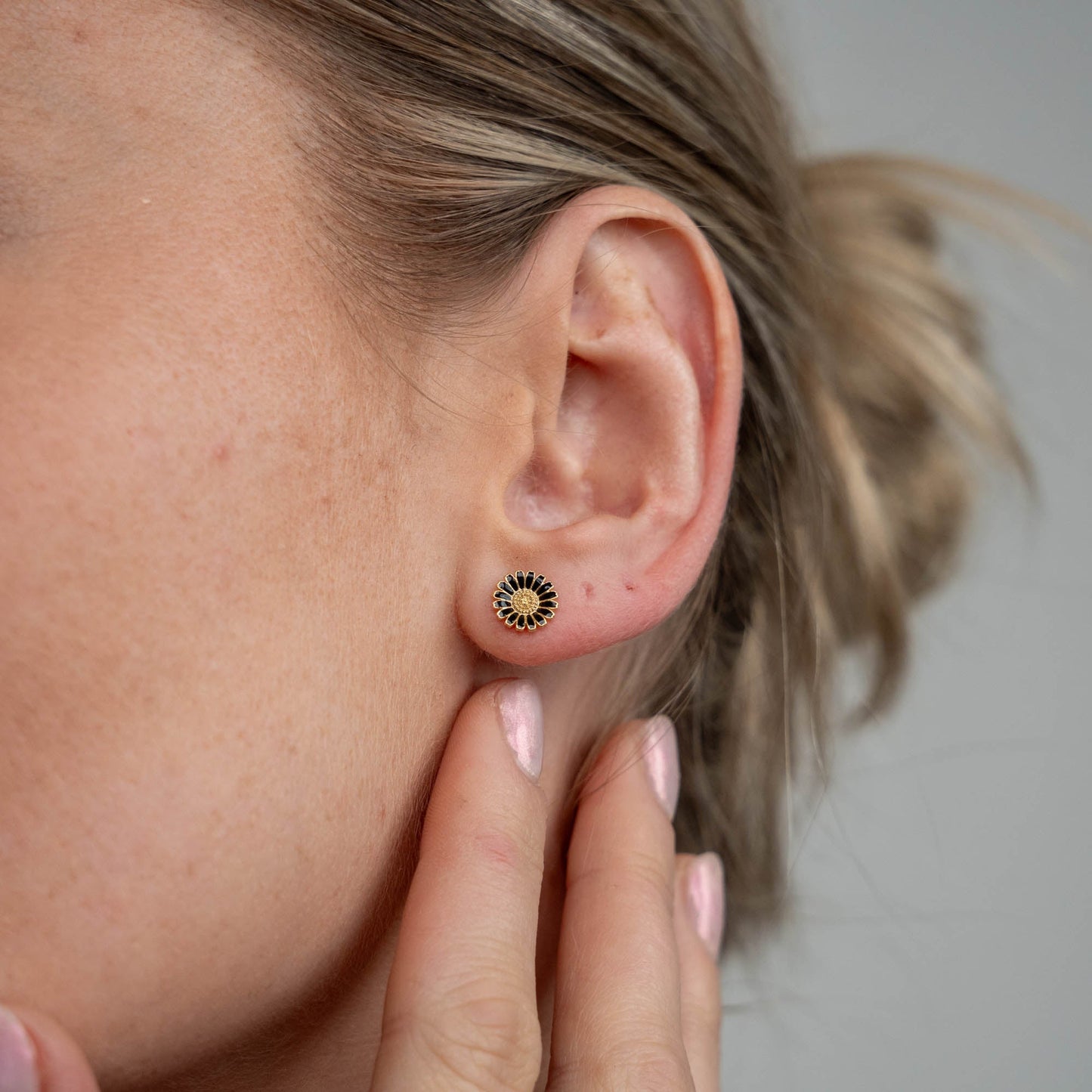 Marguerite black 8mm Stud Earrings - Gold Plated Sterling Silver