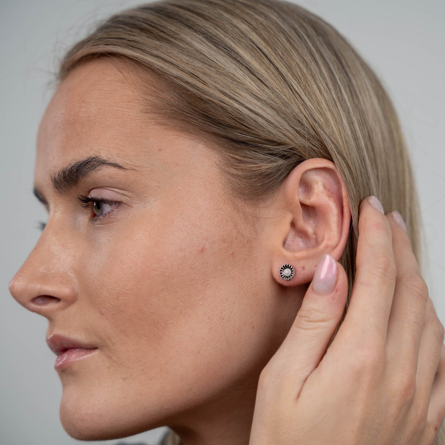 Marguerite black 8mm Stud Earrings - Sterling Silver