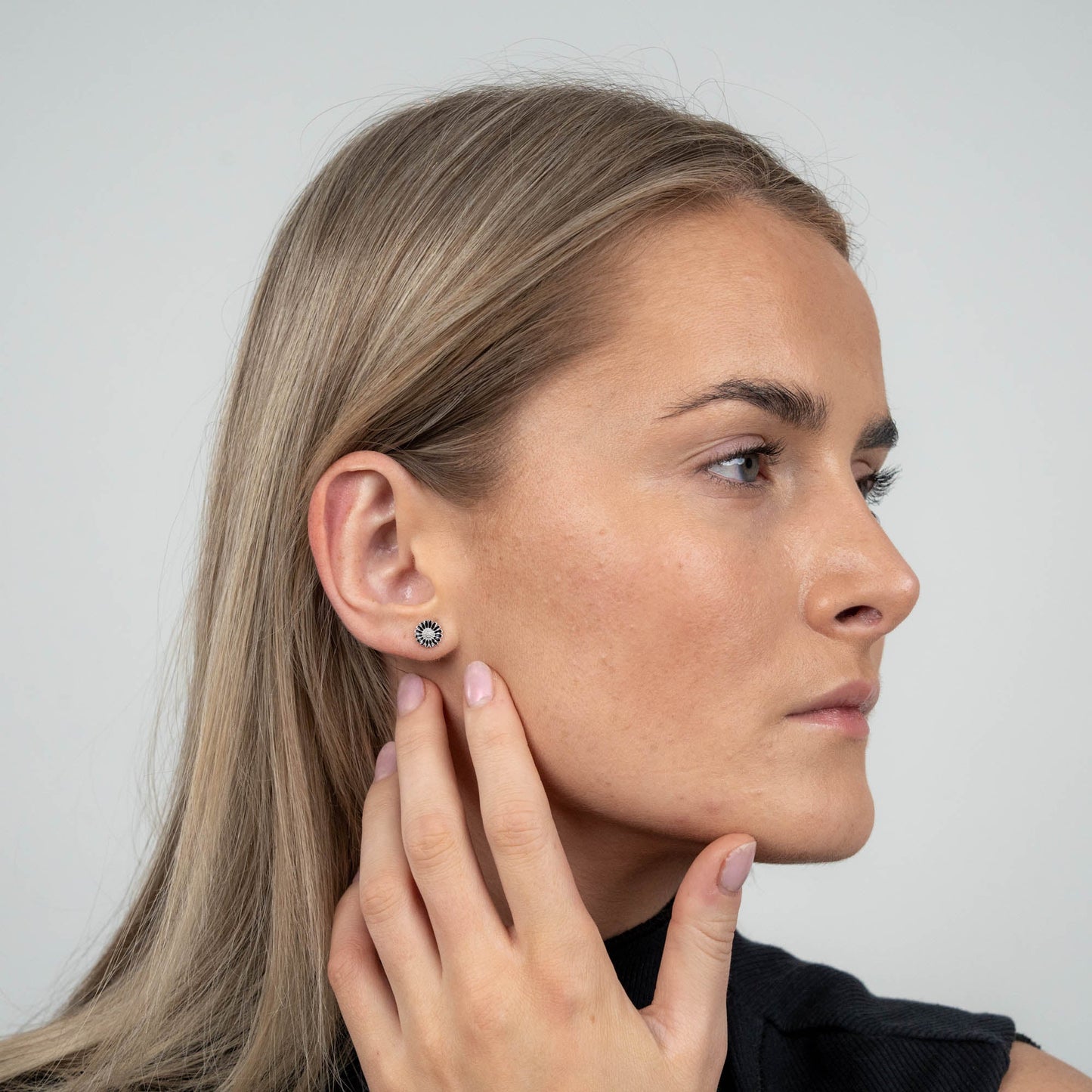 Marguerite black 8mm Stud Earrings - Sterling Silver