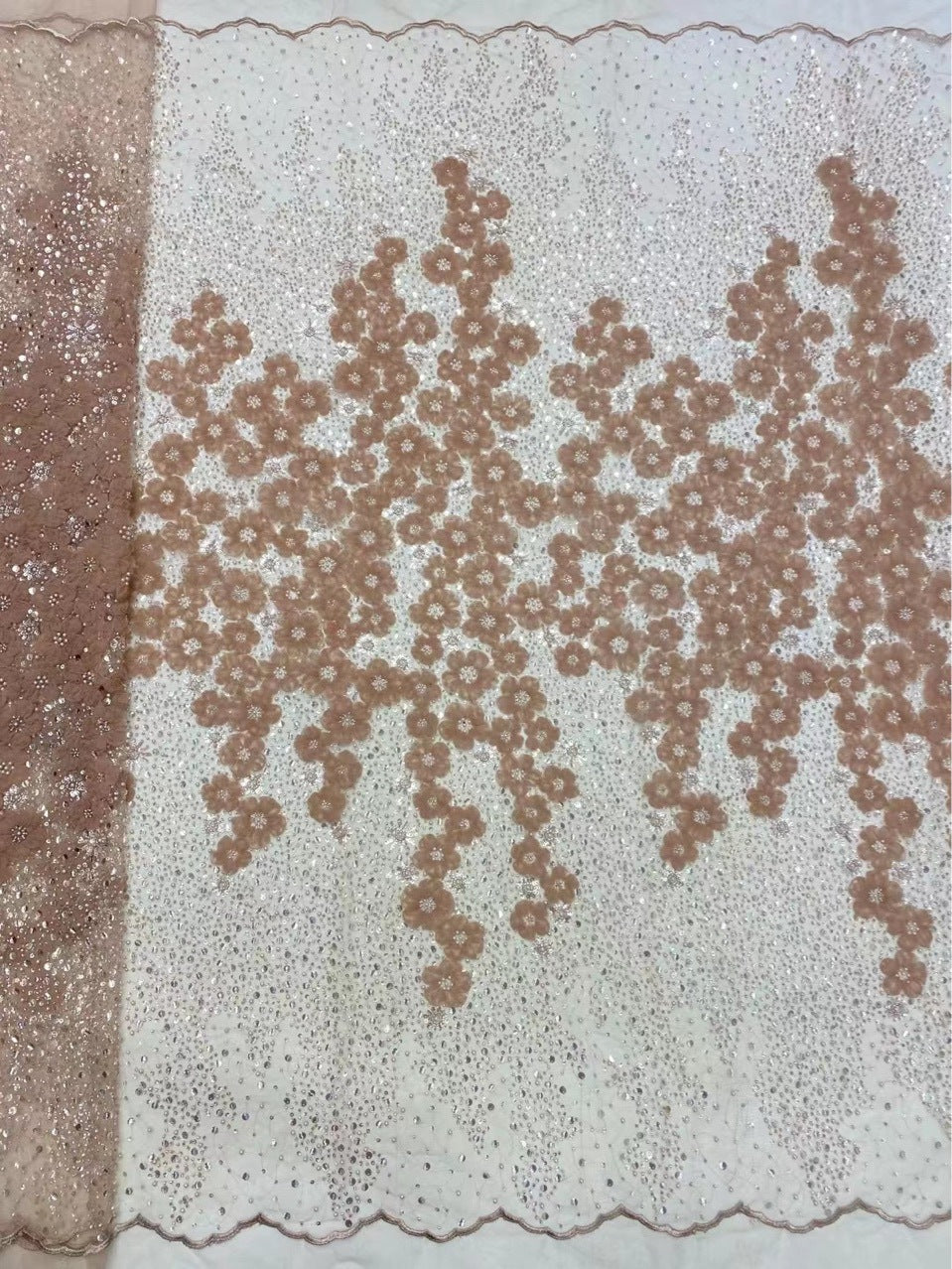 Besticktes Netzgewebe, dreidimensionales modernes Kleid, perlenbesetzter Hochzeitsstoff