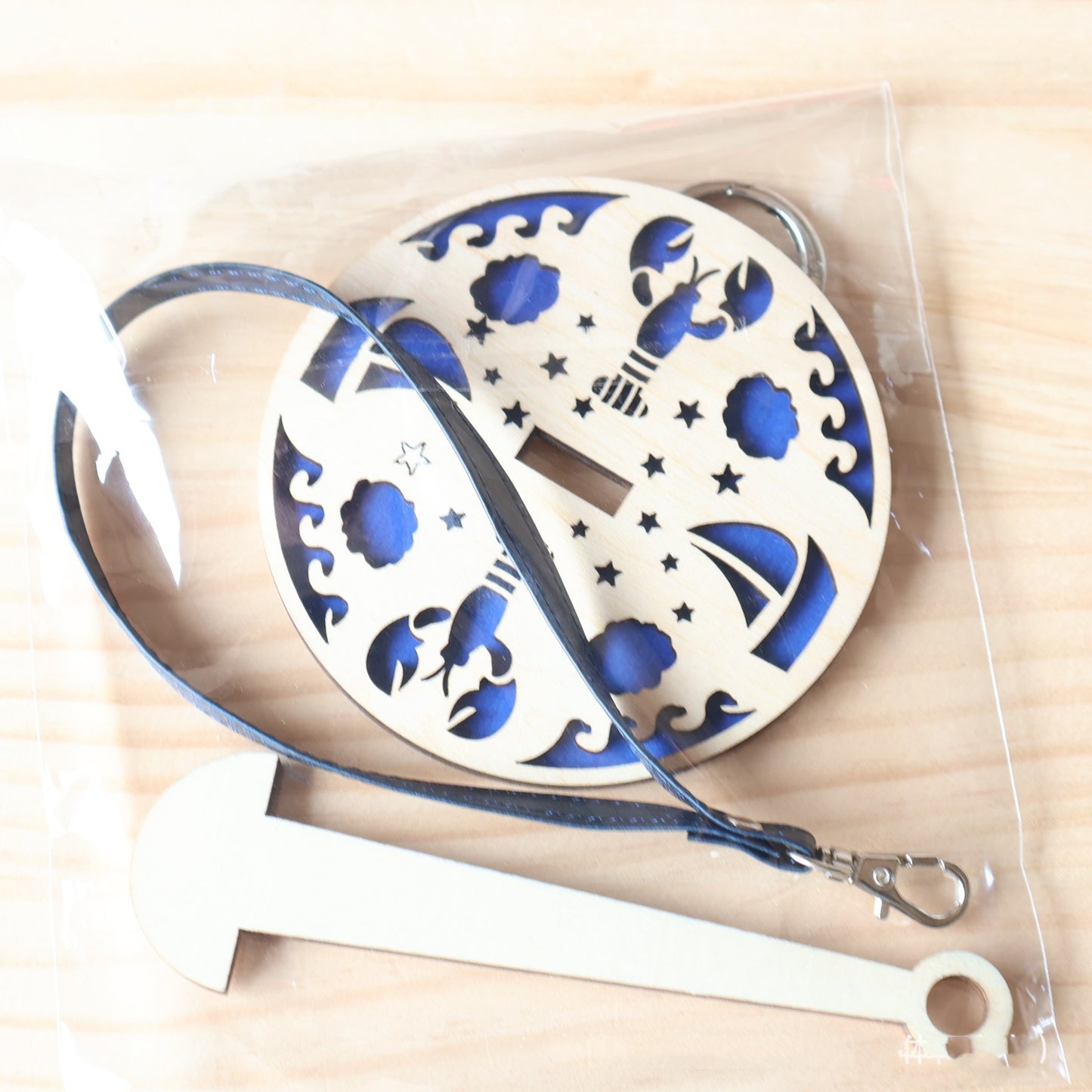 Tragbarer Garnhalter fürs Handgelenk, handgefertigt aus Holz